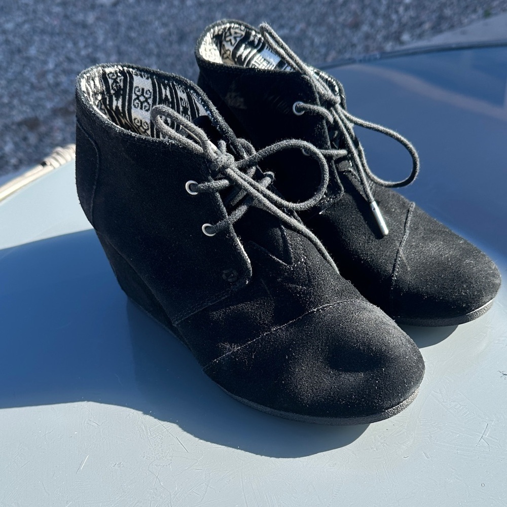 Toms black suede wedge lace up ankle boots EUC size 8.5